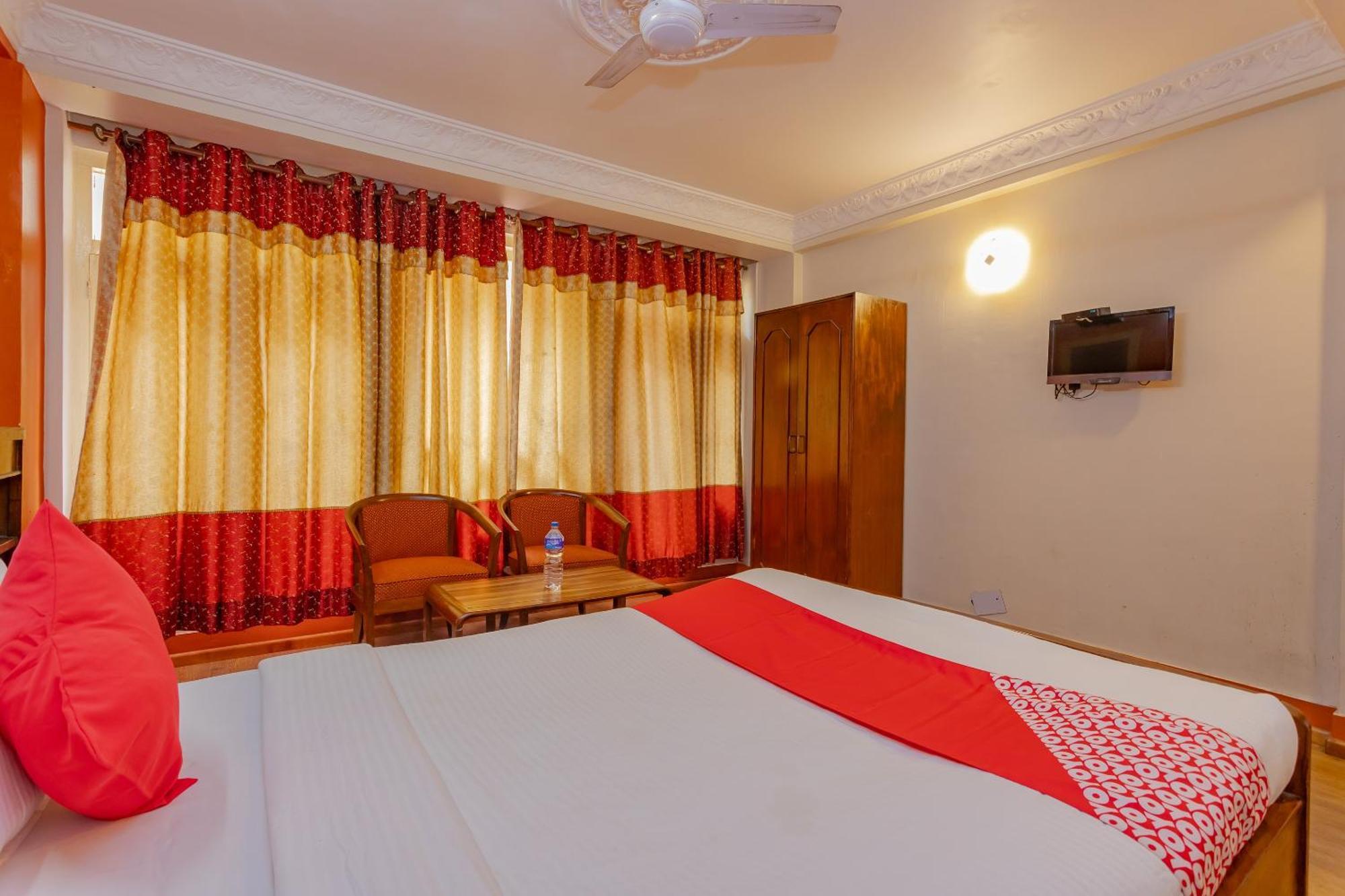 Oyo 795 Hotel Holiday Inn Catmandu Exterior foto