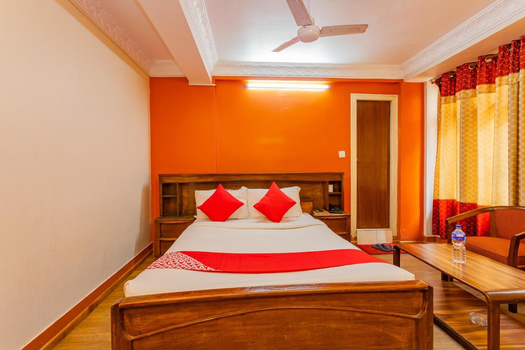 Oyo 795 Hotel Holiday Inn Catmandu Exterior foto