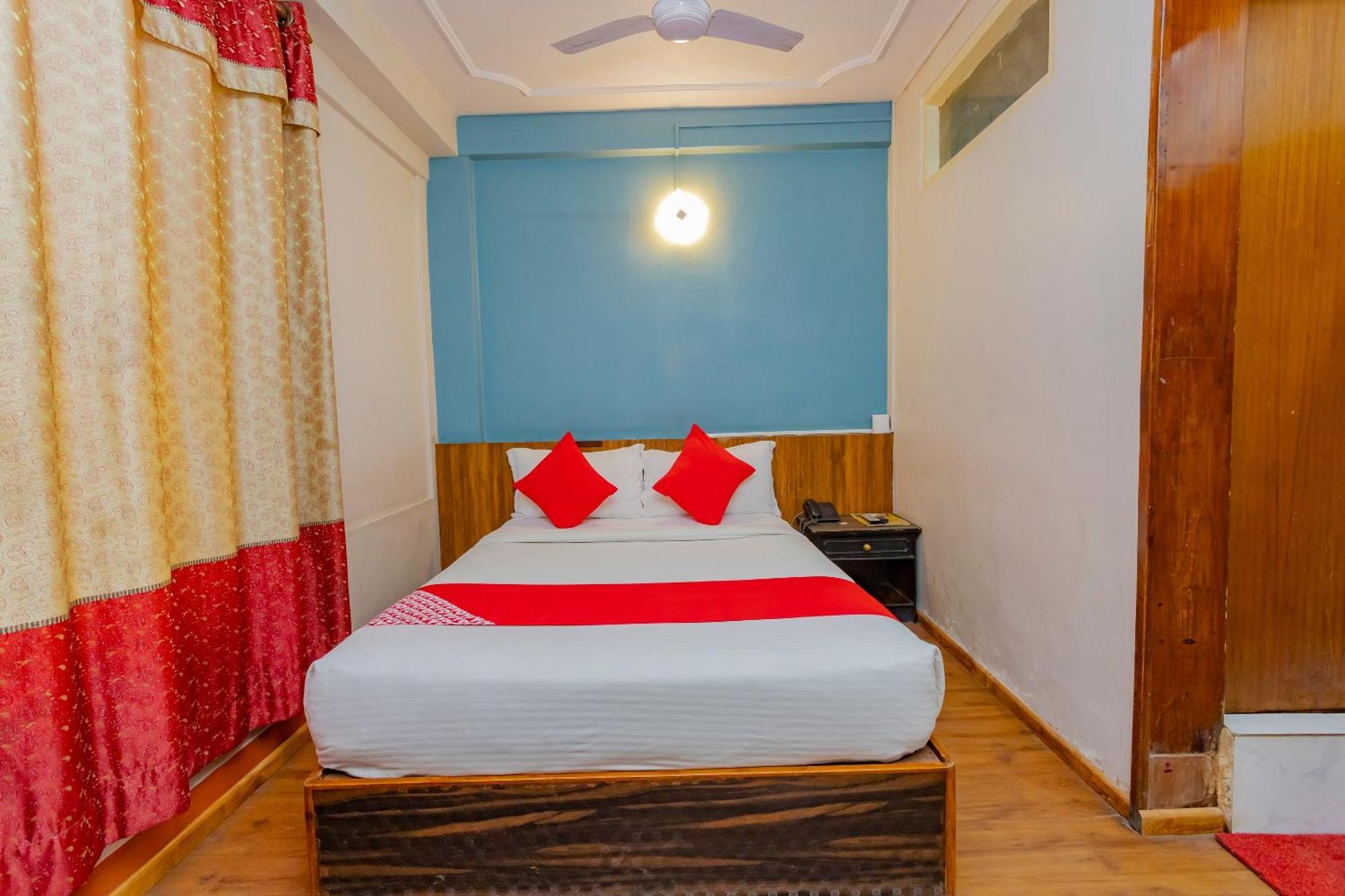 Oyo 795 Hotel Holiday Inn Catmandu Exterior foto