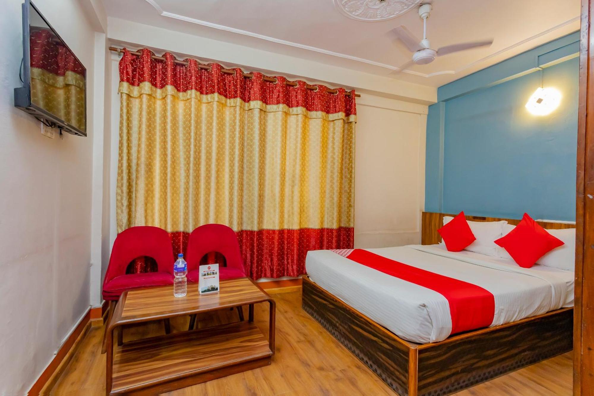 Oyo 795 Hotel Holiday Inn Catmandu Exterior foto